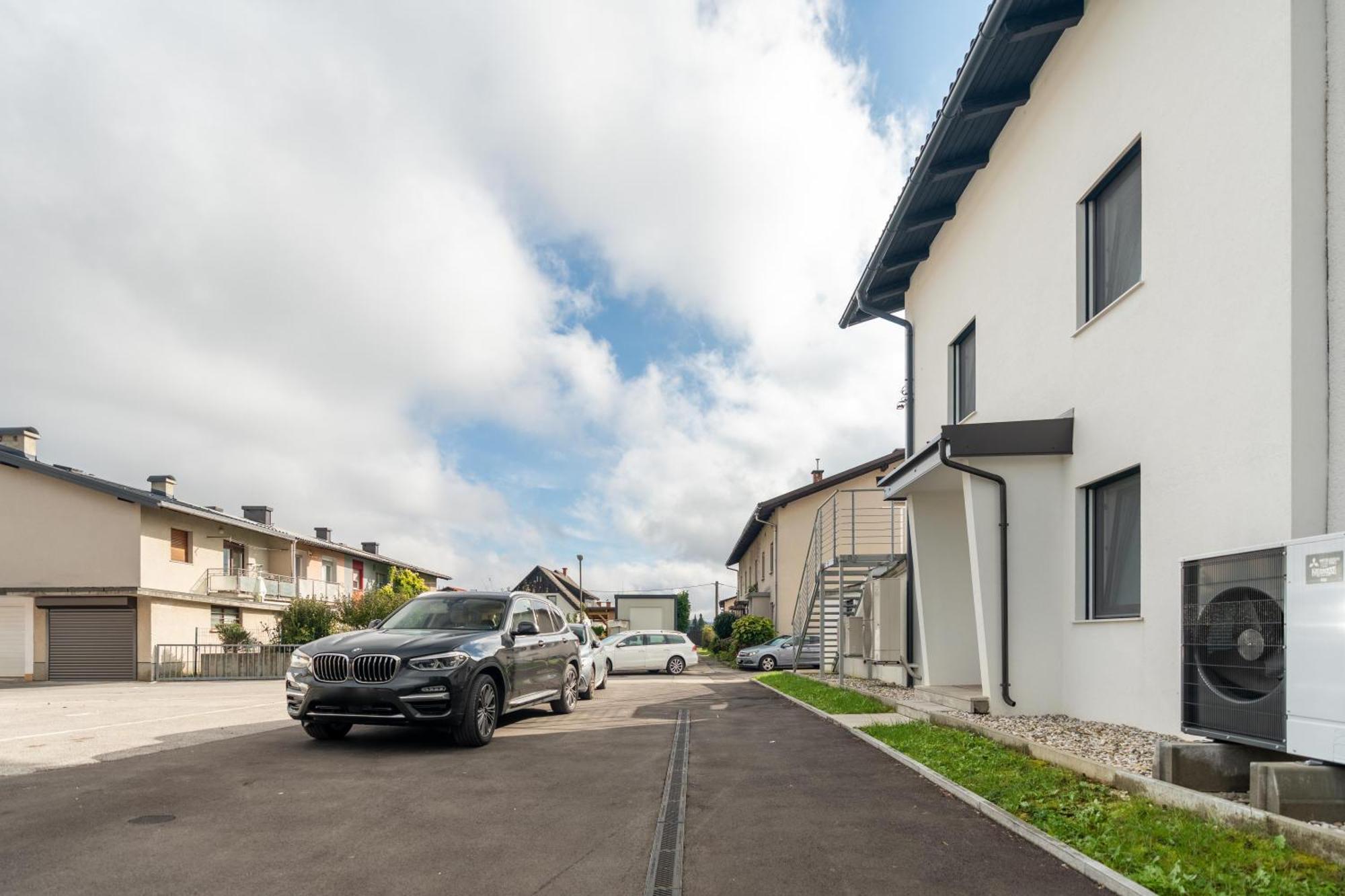 Black & White Apartments Rozna Dolina Lubiana Esterno foto