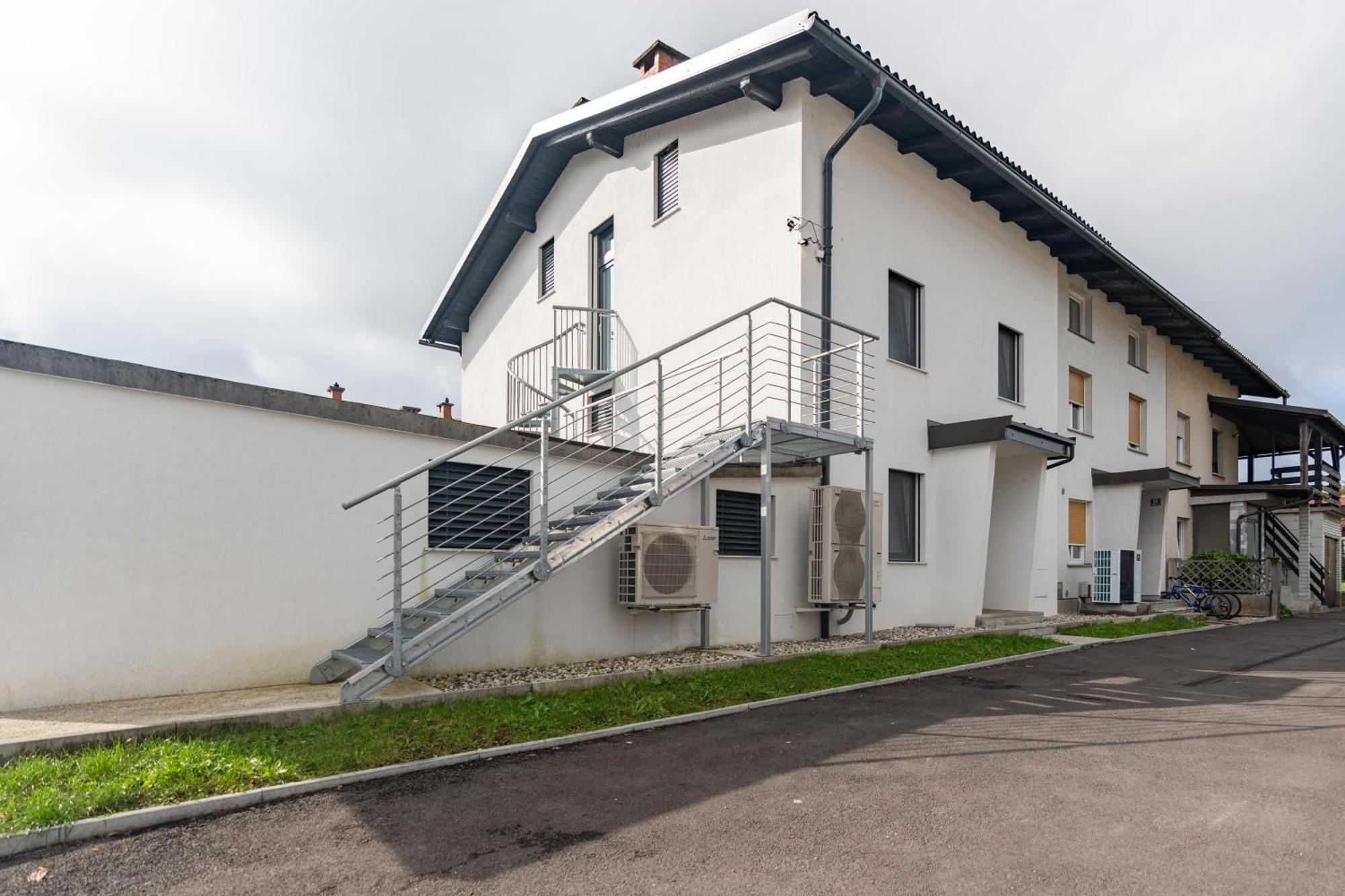Black & White Apartments Rozna Dolina Lubiana Esterno foto